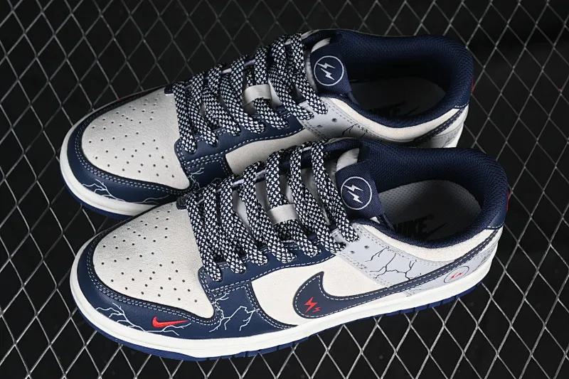All categories Nk SB Dunk Series Nk SB Dunk Low High-end customized low-top sneakers Nk SB Dunk Low Lightning joint Sketch navy blue hook Anniversary high-end customization Low-top casual sneakers DJ2024-107